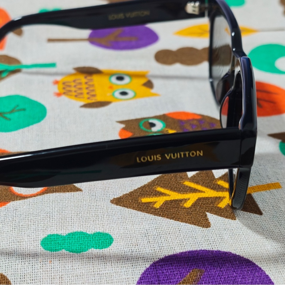 Louis Vuitton Black Frame Sunglasses with Brown Lenses and Gold Accents - Picture 4 of 9